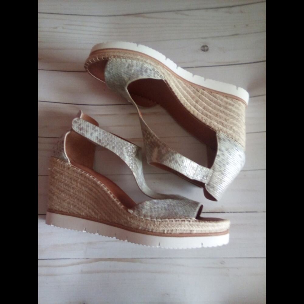 NEW Gentle Souls by Kenneth Cole snakeskin Everly Easy T strap Wedge  Sandal 11